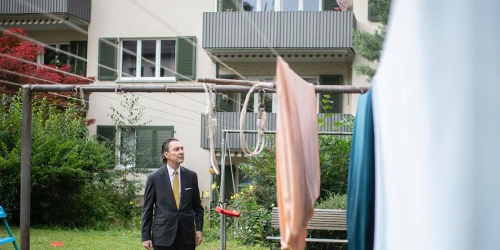 Der Schweizer Bestsellerautor Martin Suter im Zürcher Quartier seiner Kindheit - dort laufen die Dreharbeiten zum Kinofilm "Martin Suter - Der Mann hinter den Geschichten".