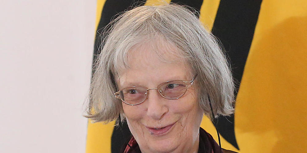 ARCHIV - Elke Erb, Schriftstellerin, aufgenommen im Schloss Bellevue bei der Verleihung des Bundesverdienstkreuzes. Erb bekommt den Georg-Büchner-Preis 2020. Dies teilte die Deutsche Akademie für Sprache und Dichtung am 07.07.2020 in Darmstadt mit...