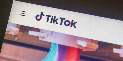 Blick auf einen Monitor auf dem die Videoplattform TikTok geöffnet ist. Aus Angst vor dem neuen Gesetz zum Schutz der nationalen Sicherheit in Hongkong zieht sich die populäre internationale Videoplattform TikTok aus der chinesischen Sonderverwalt...