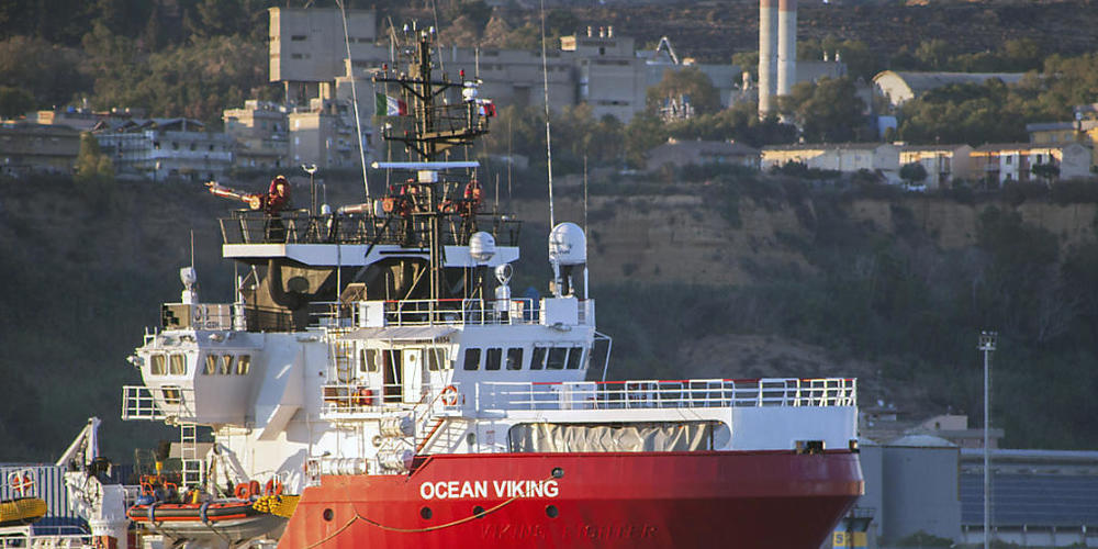 Das Rettungsschiff Ocean Viking liegt im Hafen von Porto Empedocle vor Anker. Foto: Fabio Peonia/LaPresse/AP/dpa