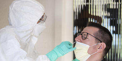 Bisher wurden in der Schweiz 641'982 Covid-19-Tests durchgeführt. In sechs Prozent der Fälle fiel er positiv aus (Symbolbild).