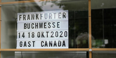 ARCHIV - Ein Schild mit dem Termin der diesjährigen Buchmesse steht in einem Fenster im Gebäude des Börsenvereins des Deutschen Buchhandels in der Frankfurter Braubachgasse. (zu dpa «Kanada verschiebt Ehrengast-Auftritt auf Buchmesse um ein Jahr»)...