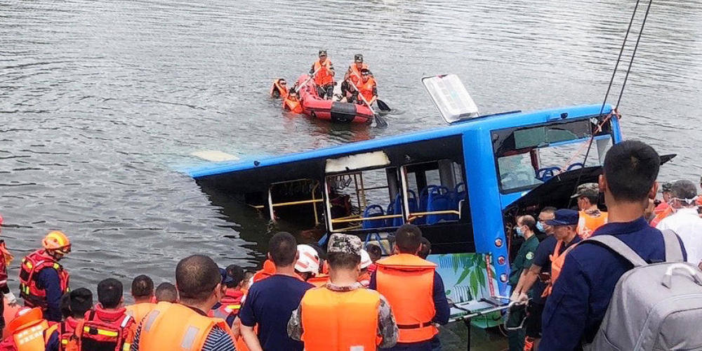 Rettungsarbeiter arbeiten an der Stelle eines Busunfalls im Südwesten der chinesischen Provinz Guizhou. Foto: Long Rui/XinHua/dpa
