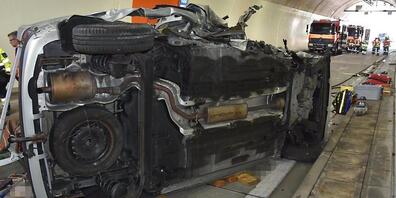 Das Autowrack nach dem schweren Unfall im Raischibe-Tunnel der Autobahn A3 am Walensee: Der Beifahrer starb, die Lenkerin wurde schwer verletzt.