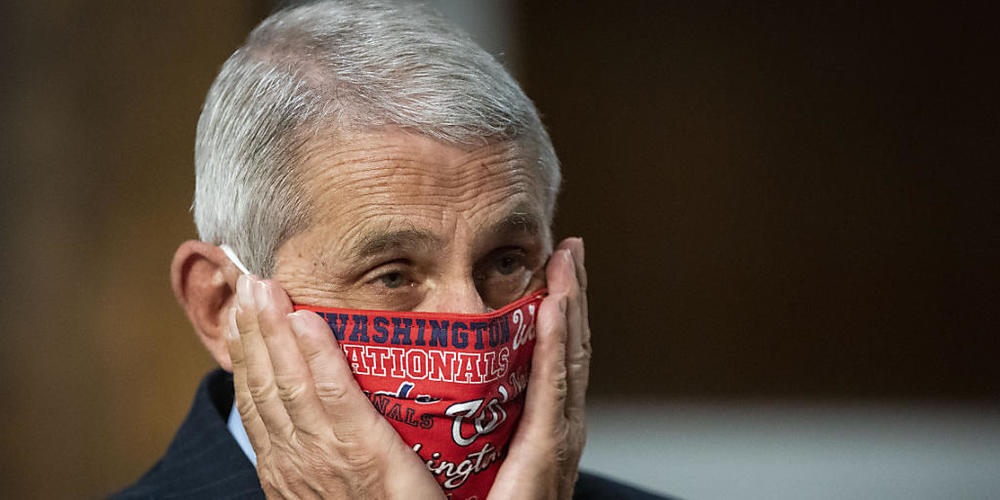 ARCHIV - Anthony Fauci (M), Direktor des Nationalen Instituts für Infektionskrankheiten, korrigiert beim Eintreffen zu einer Anhörung des US-Senatsauschusses für Gesundheit, Bildung, Arbeit und Renten im Capitol Hill den Sitz seines Mundschutzes. ...