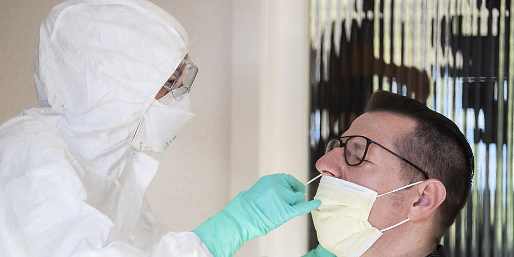 Bisher wurden in der Schweiz 641'982 Covid-19-Tests durchgeführt. In sechsProzent der Fälle fiel er positiv aus. (Themenbild)