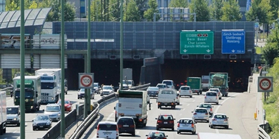 Auf der A1 auf dem Gemeindegebiet Rümlang kam es gestern zu einem Auffahrunfall, bei dem ein Rollerfahrer schwer verletzt wurde.