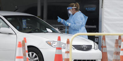 Zufahrt zu einer provisorischen Corona-Teststation in Florida. Foto: Wilfredo Lee/AP/dpa