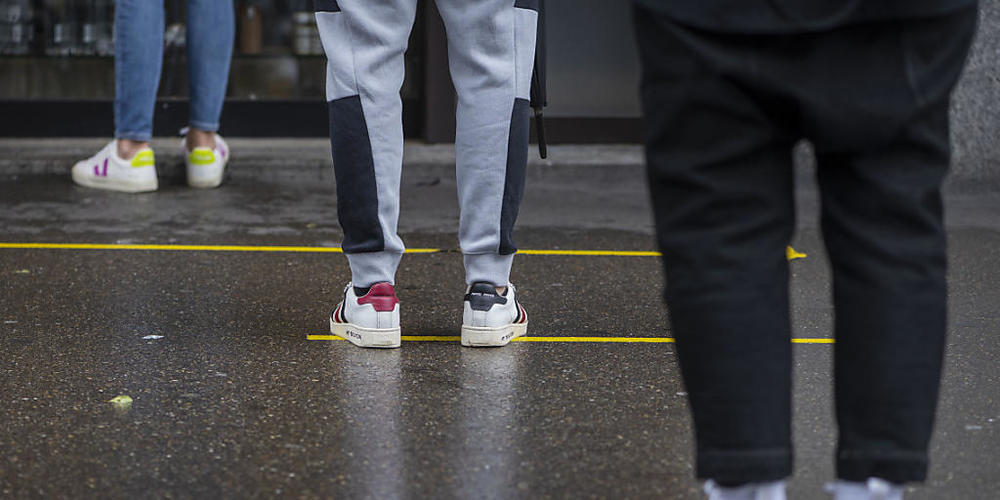 Zum Schutz vor einer Ansteckung mit dem Coronavirus gilt es die Abstandsregeln weiterhin einzuhalten. (Archivbild)