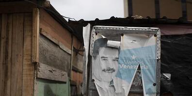 Ein altes Wahlkampfplakat mit dem venezolanischen Präsidenten Maduro bedeckt die Tür einer Baracke in Caracas. Fünf Monate vor den geplanten Parlamentswahlen hat der Oberste Gerichtshof Venezuelas den Vorstand einer der wichtigsten Oppositionspart...