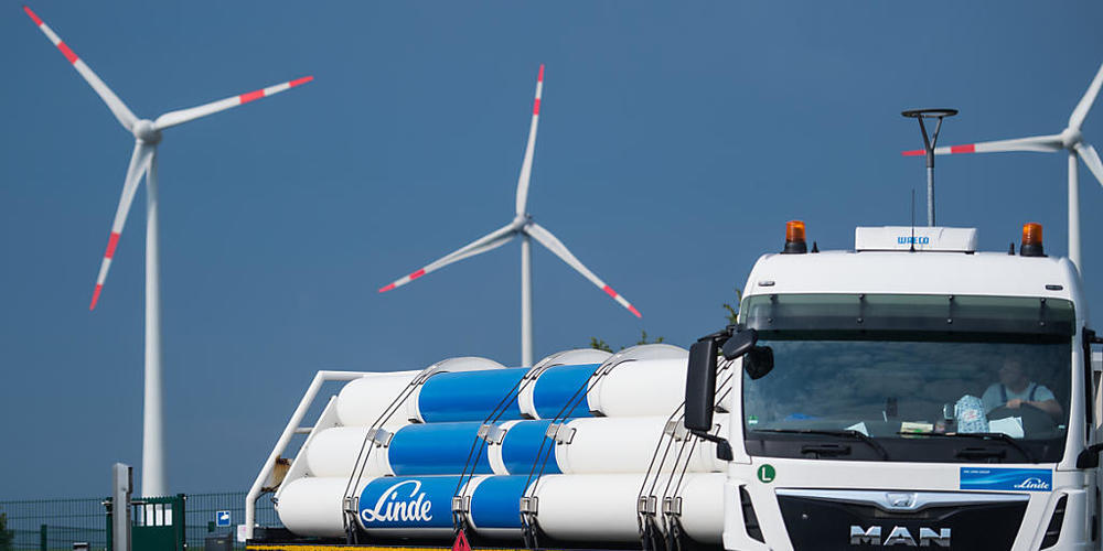 Ein Wasserstofftankfahrzeug verlässt das Gelände eines Energieparks in Deutschland: Um Klimaneutralität im Jahre 2050 zu erreichen, braucht es vor allem "grünen" Wasserstoff - etwa aus Windkraft. Die Schweiz ist aktuell daran, das Potential des Wa...