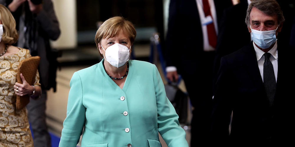 Bundeskanzlerin Angela Merkel und David Sassoli (r), Präsident des Europäischen Parlaments, in Brüssel. Foto: Francisco Seco/AP/dpa