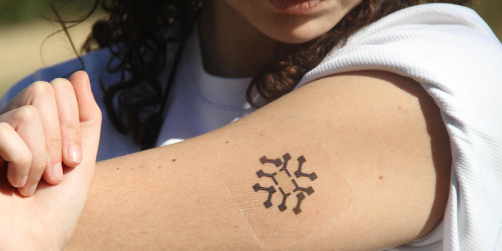 Das Wundermaterial Graphen scheint fast alles zu können. Auf dem Bild beispielsweise ist es die Basis für ein Fitness-Pflaster, das Körperfunktionen registriert. Dennoch ist noch vieles unklar, beispielsweise, wie das 2-dimensionale Graphen Kompos...