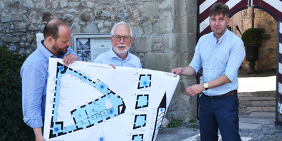 Im Juli 2020 präsentierte Stadtpräsident Martin Stöckling (l.) mit Matthias Mächler (Mitte) und Christoph Sigrist (r.) von der Ortsgemeinde den Umbauplan.