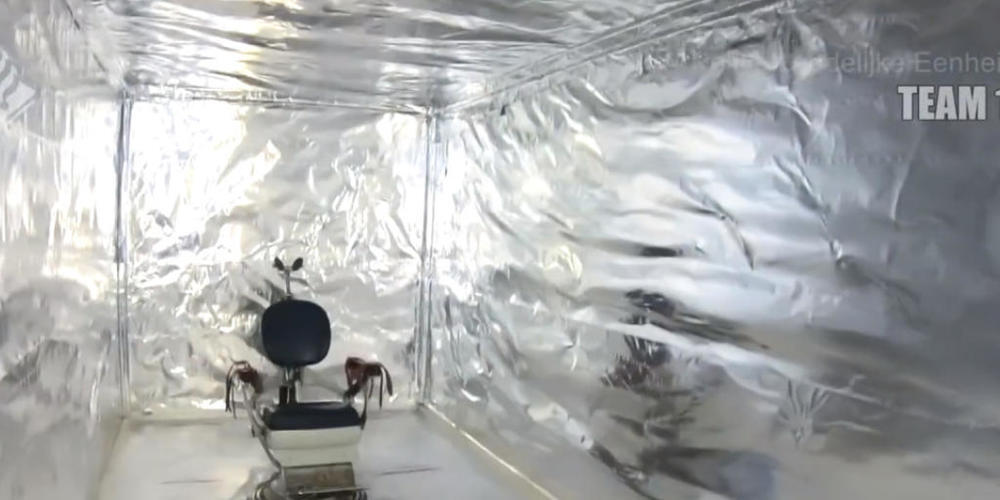 HANDOUT - In einem isolierten Container steht ein Zahnarztstuhl - in dem «Behandelzimmer» wurden auch zahlreiche Folter-Instrumente gefunden. Foto: -/Politie Landelijke Eenheid/dpa - ACHTUNG: Nur zur redaktionellen Verwendung im Zusammenhang mit d...