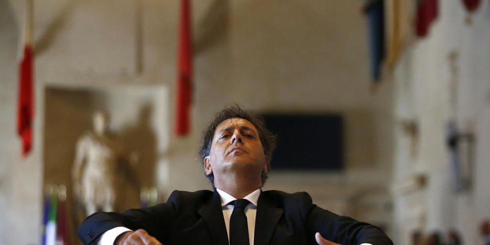 Andrea Morricone, Sohn des verstorbenen Komponisten Ennio Morricone, dirigiert der nationalen Akademie Santa Cecilia bei einem Sonderkonzert im Rathaus. Foto: Cecilia Fabiano/LaPresse/AP/dpa