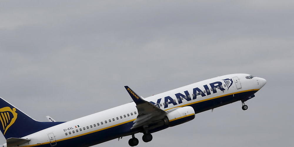 Dir Fluggesellschaft Ryanair will Start- und Landerechte etwa der Lufthansa in Frankfurt und München erwerben. (Archivbild)