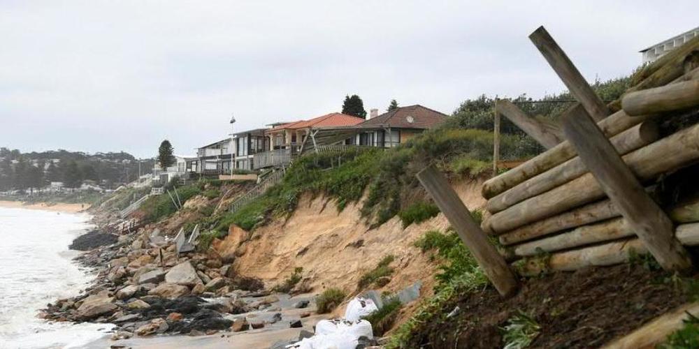 Stürmisches Wetter und hohe Wellen nagen so stark an Australiens Ostküste, dass mehrere Wohnhäuser einzustürzen drohen.