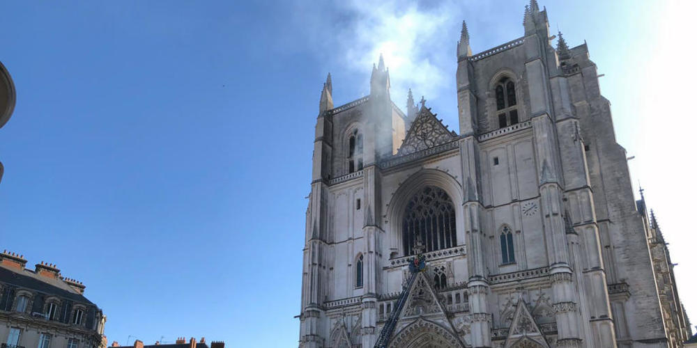 Die Feuerwehr hat den Brand in der Kathedrale in Nantes unter Kontrolle gebracht.