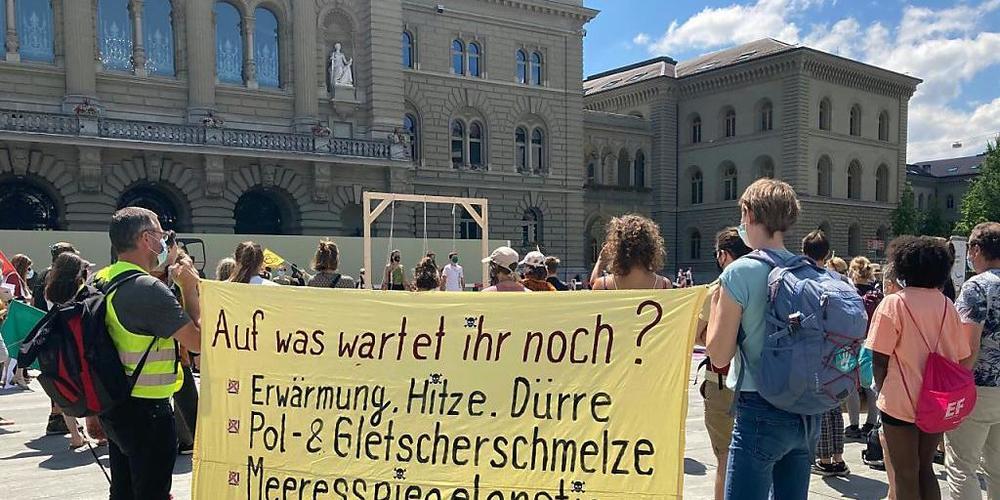 Mit einer symbolischen Aktion haben Aktivistinnen und Aktivisten von Extinction Rebellion am Samstag in Bern Bundesrat und Parlament aufgefordert, die Klima- und Biodiversitätskrise abzumildern.