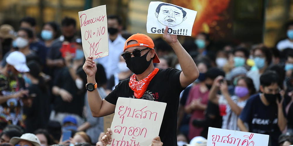 In Thailand fordern Demokratie-Aktivisten eine neue Verfassung und Neuwahlen.