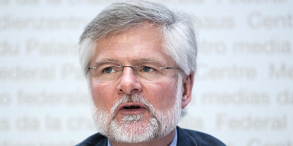 Der oberste Kantonsarzt, Rudolf Hauri, fordert mehr Kontrollen der Quarantäne-Einhaltung von Reisenden aus Risikoländern. (Archivbild)