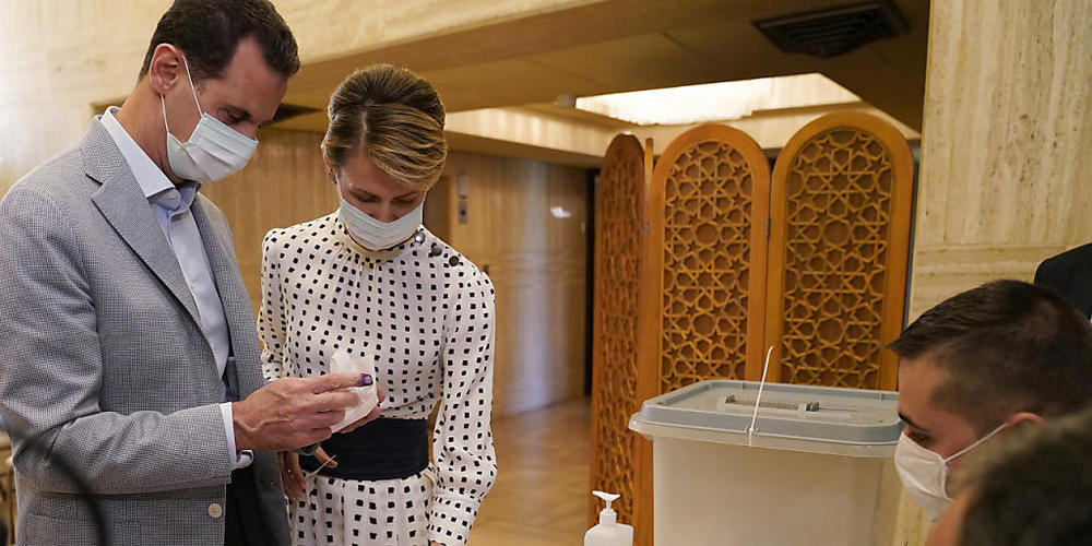 Bei der Parlamentswahl in Teilen Syriens gaben auch Machthaber Baschar al-Assad und seine Frau Asma ihre Stimmen ab. Kritiker sprechen von einer Farce, weil die Abstimmung von der Führung in Damaskus kontrolliert wird und dem Land einen demokratis...