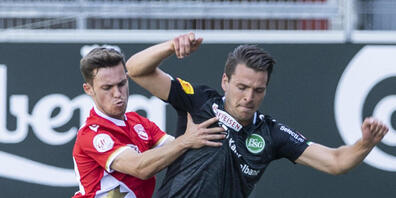 Thun macht St. Gallen das Leben schwer - im Bild Nias Hefti (links) gegen Lukas Görtler