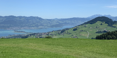 Vom Rossberg aus sieht man nicht nur auf den Zürichsee, sondern auch auf den Etzel. (Bilder Bianca Bamert)