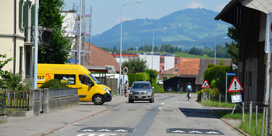 Ein wertvoller Beitrag zur Sicherheit der Strassenbenützer und Anwohner: Auf der stark befahrenen Äusseren Bahnhofstrasse in Siebnen wurde nach Jahren der Diskussion und Planung die Verkehrsberuhigung ausgeführt. (Bild Irene Lustenberger)