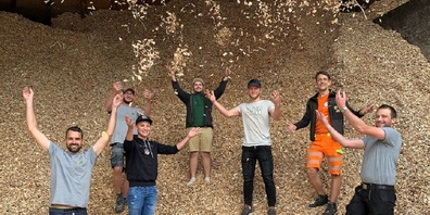 Von links: Rafael Gemperle (Ausbildungsverantwortlicher Zimmerleute) Raphael Bollhalder, Joel Münger (hinten), Filip Lazic, Dominik Iten, Zimmerleute EFZ, Simon Zeller, Säger EFZ, Christian Rutz Ausbildungsverantwortlicher Zimmerleute), Auf dem Bild fehlt: Amal Yussuf, Lernende Kauffrau.