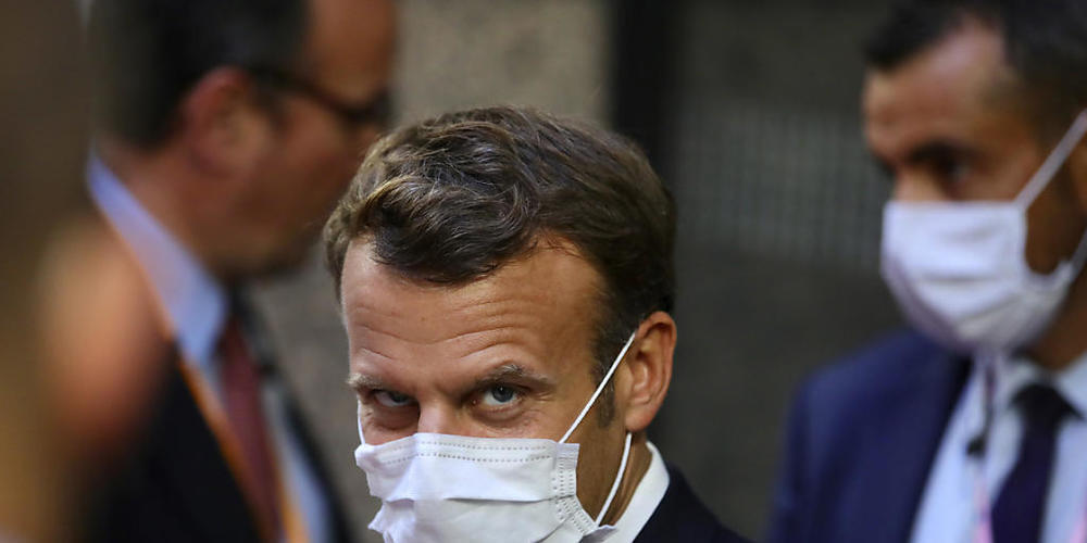 Frankreichs Präsident Emmanuel Macron beim EU-Sondergipfel, der in den vierten Tag geht. Foto: Olivier Matthys/AP Pool/dpa