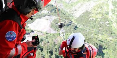 Der Notarzt musste am Samstag per Seilwinde zu einem Verunfallten in eine Schlucht beim Grimselpass heruntergelassen werden.