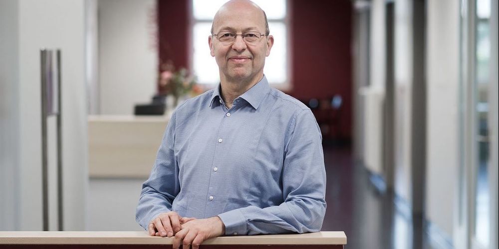Dr. Pietro Vernazza: Mit gelockerten Schutzmassnahmen soll die jugendliche Bevölkerung mit dem Virus in Kontakt treten und so «durchseucht» werden. 