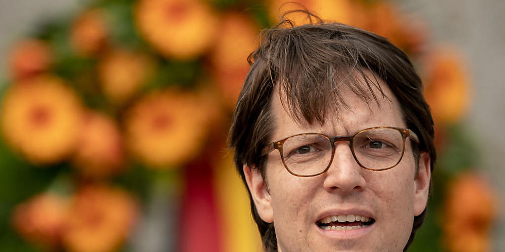 Philipp von Schulthess, Unternehmer und Enkel von Claus Schenk Graf von Stauffenberg, spricht beim Gedenken in Berlin-Plötzensee. Foto: Michael Kappeler/dpa