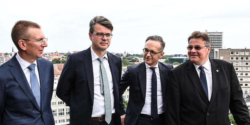 Deutschlands Außenminister Heiko Maas (2.v.r) mit seinem estnischen Amtskollegen Urmas Reinsalu (2.v.l), Linas Antanas Linkevicius (r) aus Litauen und Edgars Rinkevics (l) aus Lettland bei einem Treffen in Tallinn. Foto: Britta Pedersen/dpa-Zentra...