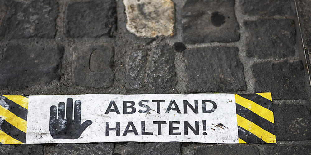Zur Vermeidung neuer Ansteckungen mit dem Coronavirus gilt es weiterhin, Abstand zu halten. (Themenbild)