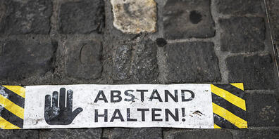 Zur Vermeidung neuer Ansteckungen mit dem Coronavirus gilt es weiterhin, Abstand zu halten. (Themenbild)