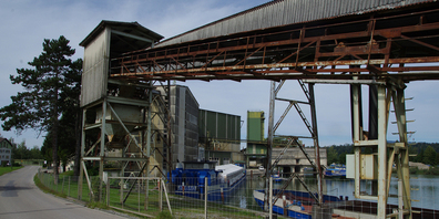 Kieswerkanlage und Förderband der Kibag sind in Nuolen weiterhin in Betrieb. (Bild Archiv)