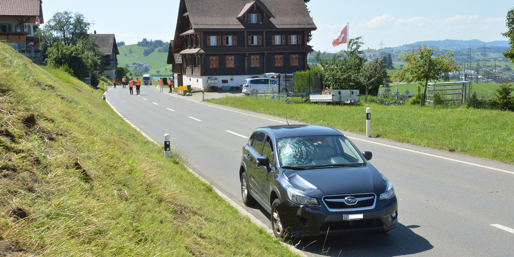 Die beiden verunfallten Verkehrsmittel liegen weit auseinander. (Bilder Hans-Ruedi Rüegsegger)