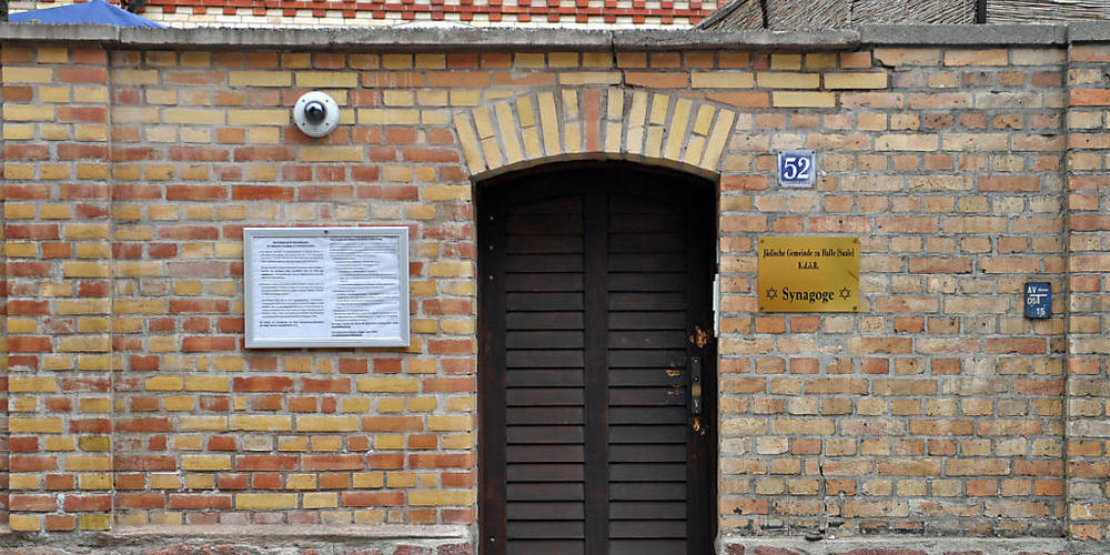 ARCHIV - Die durch Beschuss beschädigte Tür der Synagoge Halle. Foto: Hendrik Schmidt/dpa-Zentralbild/dpa