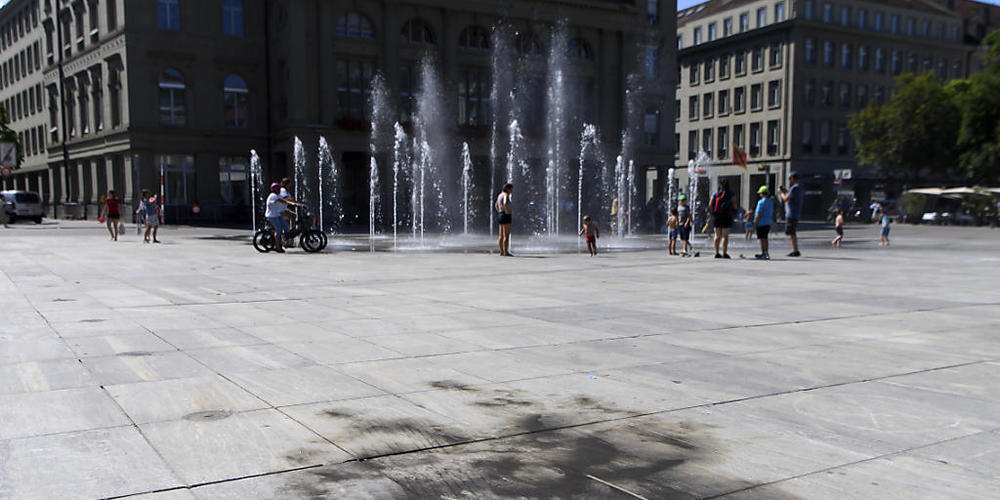 Brandspuren auf dem Bundesplatz, nachdem sich eine Person an einer Demonstration gegen die Asylpolitik selbst anzündete.