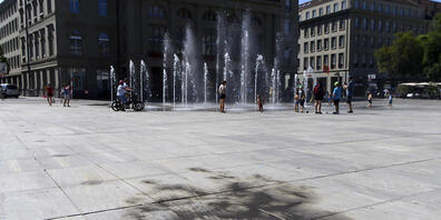 Brandspuren auf dem Bundesplatz, nachdem sich eine Person an einer Demonstration gegen die Asylpolitik selbst anzündete.
