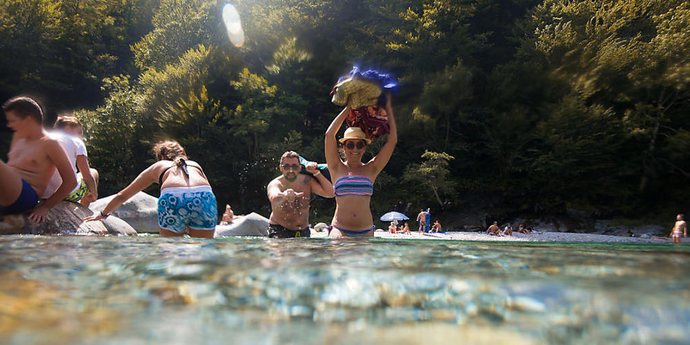Wegen des unebenen Grundes kann das Baden im Fluss seine Tücken haben. (Archivaufnahme)