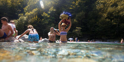 Wegen des unebenen Grundes kann das Baden im Fluss seine Tücken haben. (Archivaufnahme)