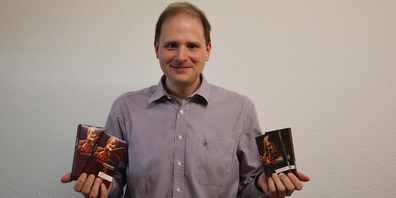 Roman Hutzmann, Präsident des BOS, mit der Schokoladenkollektion. (Bild Irene Lustenberger)