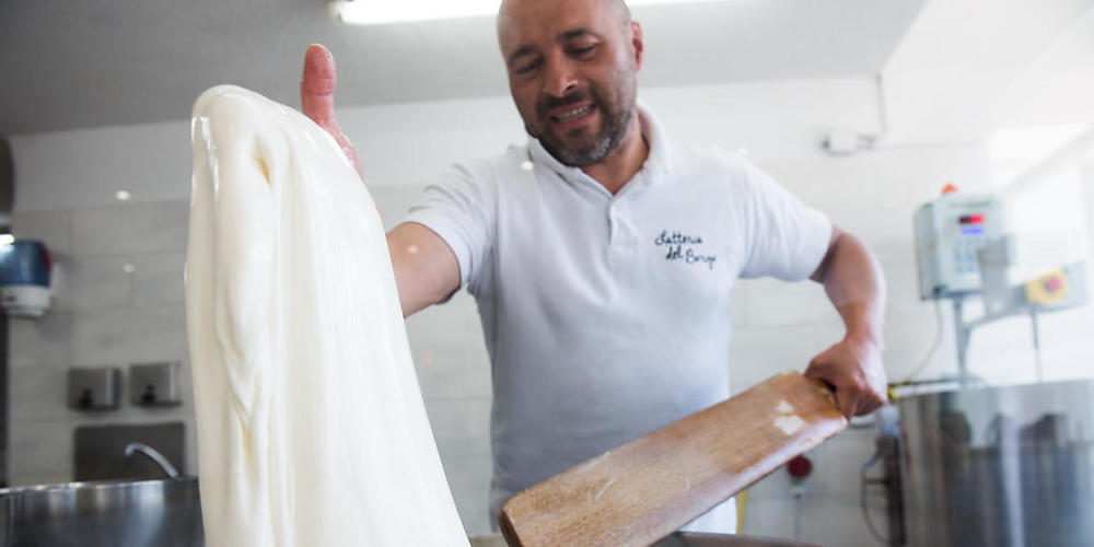 Antonio Taccogna bei der Herstellung von Mozzarella in der Molkerei "Latteria del Borgo" in Faido.