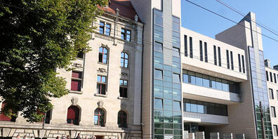 Prozessbeobachter und Journalisten stehen vor dem Landgericht Magdeburg. Hier beginnt der Prozess gegen den Attentäter von Halle. Foto: Sebastian Willnow/dpa-Zentralbild/dpa