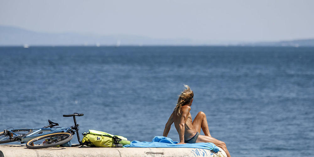 Auch wenn der Beginn der Hundstage in der Schweiz heuer eher schwülwarm als heiss ausfallen dürfte: Kühle am See ist dennoch eine Option. (Themenbild)