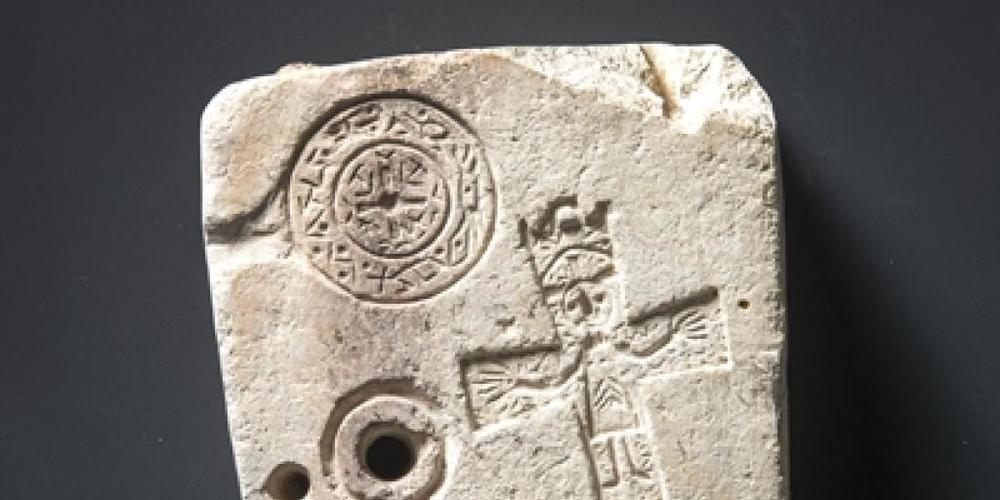 Die für den Kanton Graubünden und die Schweiz einzigartige und rund 1000 Jahre alte Gussform aus Stein wurde bei Grabungen auf dem Gefängnis-Areal in Chur entdeckt.